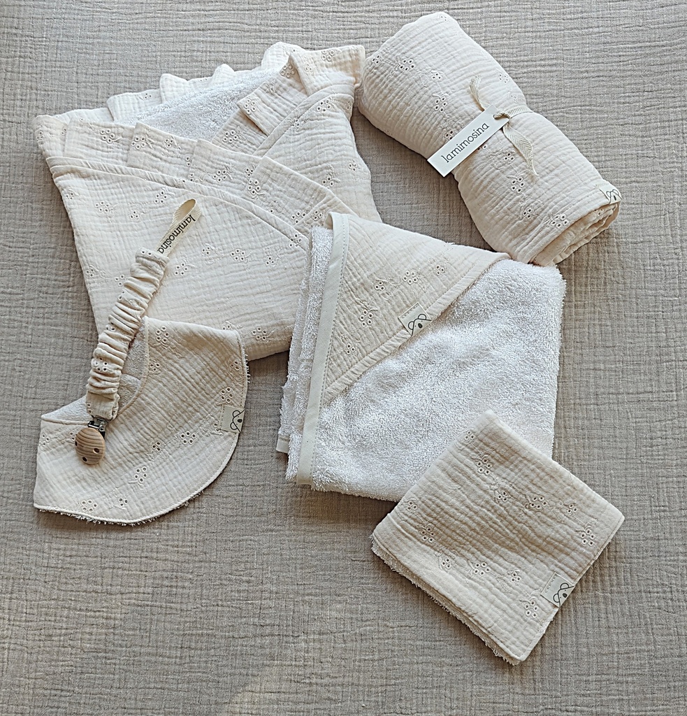 Pack canastilla bienvenida Flores Bordadas